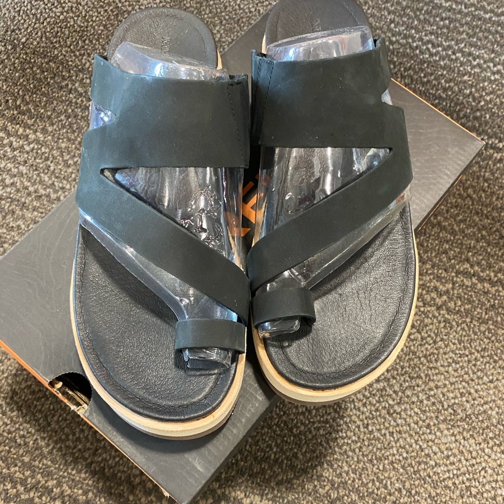 New Merrell Sandals - Picture 2 of 4